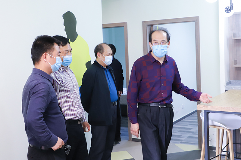 內(nèi)江市人大常委會(huì)副主任秦金保一行調(diào)研連界足球競訓(xùn)基地(圖4)