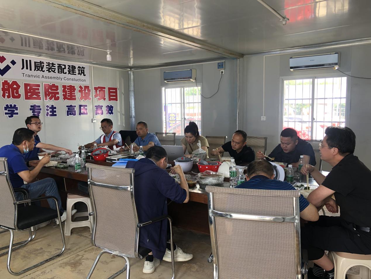 內(nèi)江市委常委蔣學(xué)東到集團(tuán)承建的隆昌方艙醫(yī)院項(xiàng)目  調(diào)研檢查工作(圖5)